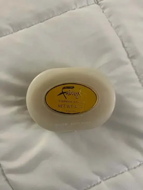 Vintage Faberge Tigress French Milled Savon Soap 4 oz with Travel Case - Picture 2 of 3